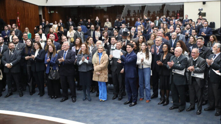 Solenidade aconteceu na noite desta terça-feira, no Plenário da Assembleia Legislativa do Paraná | Foto: Orlando Kissner/Alep