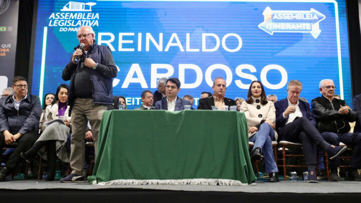 O prefeito de Castro, Reinaldo Cardoso, agradeceu o apoio da Assembleia Legislativa e entregou formalmente duas demandas prioritárias para a região | Foto: Rogério Machado/Alep