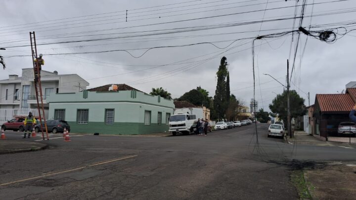 Cabos de internet são rompidos no bairro São Bernardo