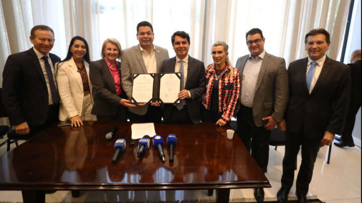 Promulgação do Código de Ética e Decoro Parlamentar da Assembleia Legislativa do Paraná ocorreu no início da tarde desta segunda-feira (22), no Salão Nobre | Foto: Orlando Kissner/Alep
