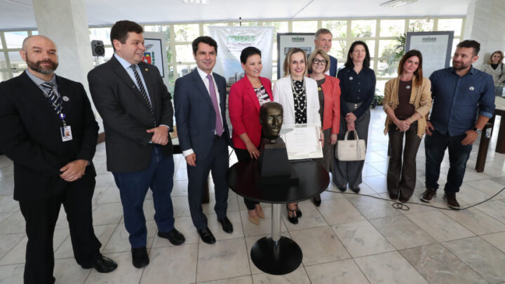 A Assembleia Legislativa do Paraná lançou nesta segunda-feira, no Espaço Cultural da Casa, a exposição “Memórias do Legislativo: 171 anos de História da Casa de Leis do Paraná” | Foto: Orlando Kissner/Alep