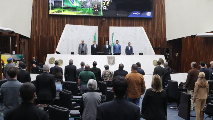 Solenidade no Plenário homenageou veteranos e expedicionários do Exército Brasileiro | Foto: Valdir Amaral/Alep