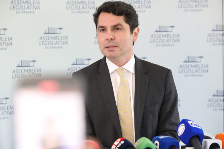 A iniciativa foi anunciada pelo presidente do Poder Legislativo, deputado Alexandre Curi (PSD), antes das sessões plenárias desta terça-feira (14) | Foto: Orlando Kissner/Alep