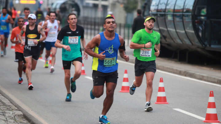 Com percursos de 5 km e 10 km, a Corrida da Assembleia é a quarta e última etapa do Circuito de Corridas de Rua de Curitiba | Foto: Guilherme Dalla Barba/SMELJ