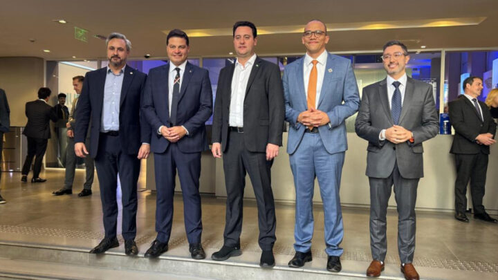 O deputado estadual Fabio Oliveira acompanhou nesta quarta-feira (22), na B3, em São Paulo, o leilão do canal de acesso ao Porto de Paranaguá | Foto: Divulgação/Assessoria Parlamentar