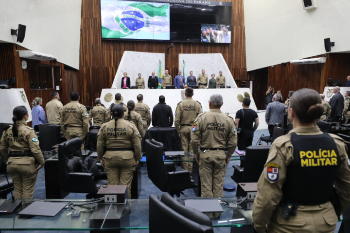 Solenidade ocorreu na noite desta quinta-feira (30), no Plenário da Casa | Foto: Valdir Amaral/Alep