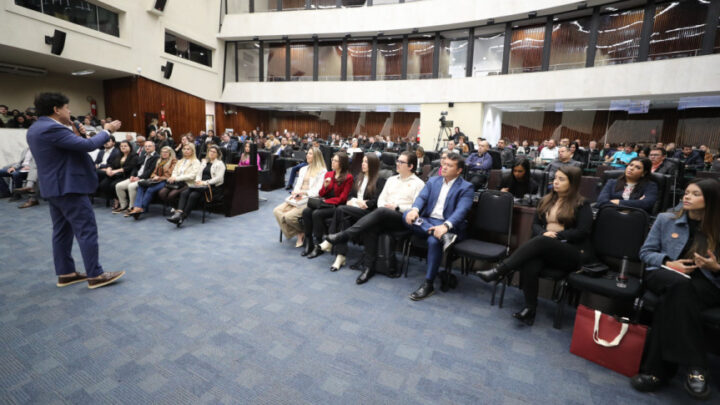 Palestrante Adriano Subirá, auditor-fiscal da Receita Federal e consultor do FMI em Administração Tributária, falou sobre as mudanças no Sistema Tributário Brasileiro promovidas pela reforma, com ênfase nos municípios | Foto: Valdir Amaral/Alep