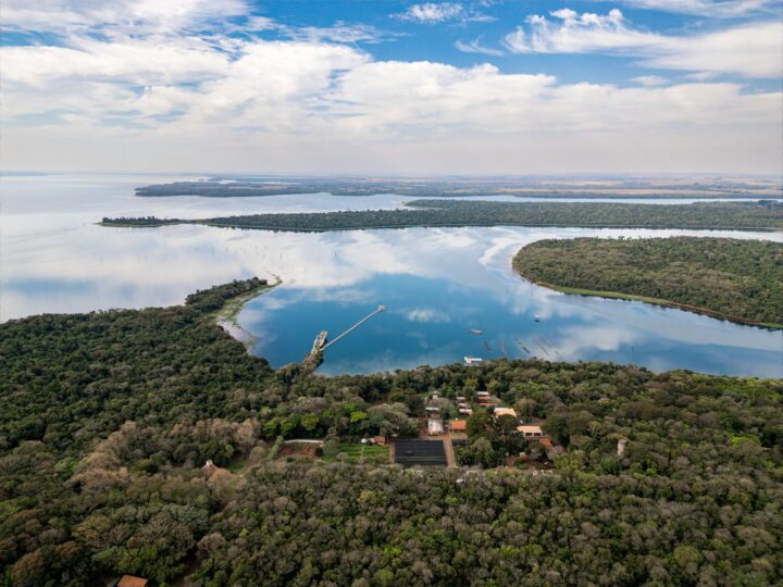 A faixa de proteção do reservatório tem extensão de 2,9 mil km no Brasil e no Paraguai, com 208 m de largura, em média | Foto: William Brisida/Itaipu Binacional