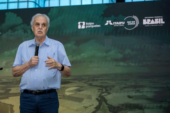 Climatologista Carlos Nobre em palestra promovida pela Itaipu Binacional no final de 2024 | Foto: William Brisida/Itaipu