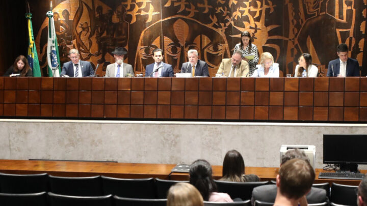 Reunião ocorreu no Plenarinho da Assembleia no início da tarde desta terça-feira (25) | Foto: Orlando Kissner/Alep