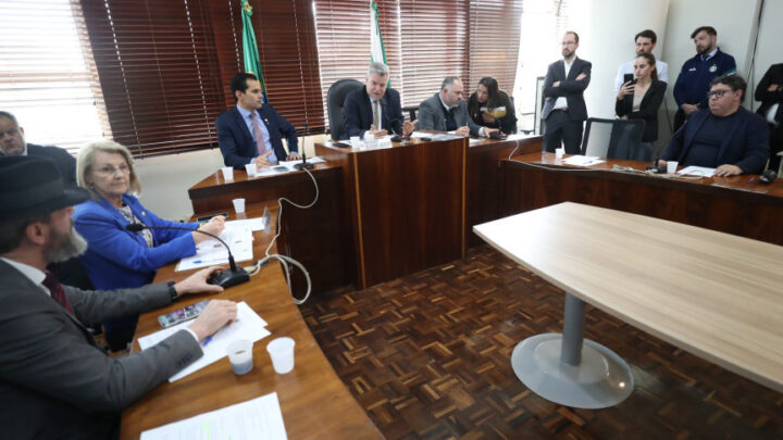 Reunião ocorreu na Sala das Comissões, no início da tarde desta segunda-feira (24) | Foto: Orlando Kissner/Alep