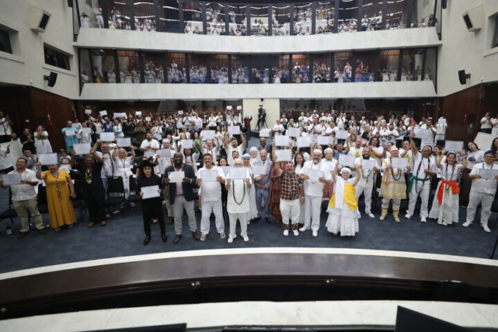 Solenidade ocorreu no Plenário da Casa, na noite desta quarta-feira, 12 | Foto: Valdir Amaral/Alep