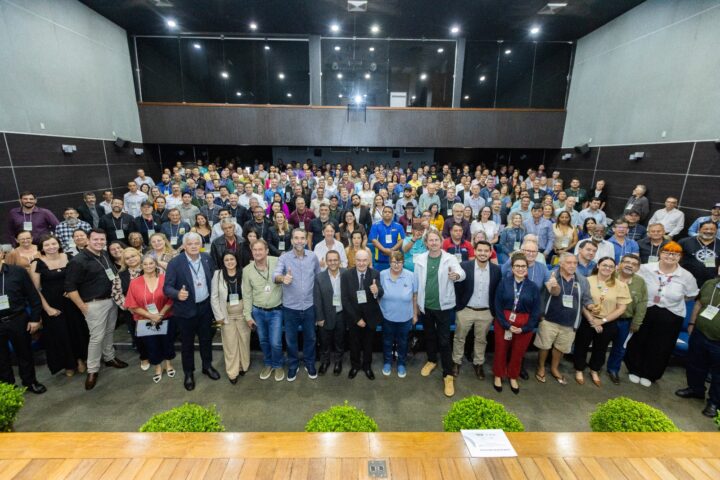 Diretores e equipe da Itaipu com participantes do evento | Foto: Jean Pavão/Itaipu Binacional