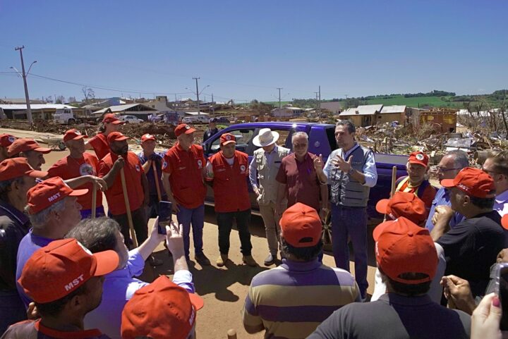 Enio agradece o trabalho dos voluntários em Rio Bonito do Iguaçu | Foto: Alexandre Marchetti/Itaipu Binacional