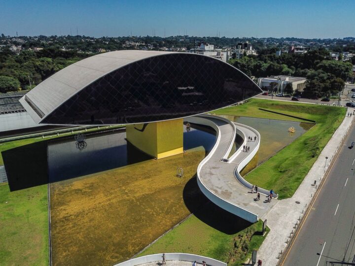 A capital oferece muitas atrações culturais, como o Museu Oscar Niemayer, no Centro Cívico (MON) | Foto: Hully Paiva/Secom