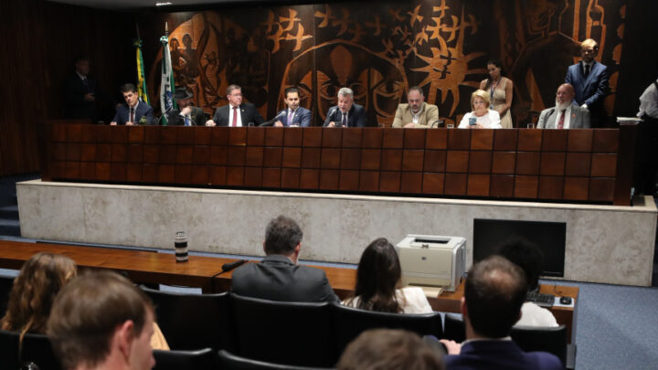 Encontro ocorreu no Plenarinho da Casa, no início da tarde desta segunda-feira | Foto: Valdir Amaral/Alep