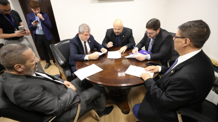 Reunião ocorreu após as sessões plenárias desta segunda-feira (1º) | Foto: Orlando Kissner/Alep