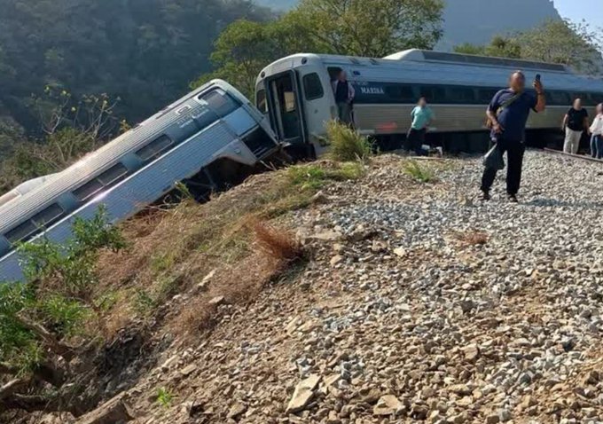 Descarrilamento de trem deixa 13 mortos e 98 feridos no México