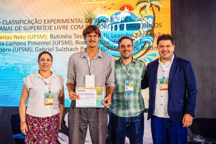 Da esquerda para direita, Jussara Elias de Souza (da Itaipu), Felipe Martins Pineroli (um dos autores do estudo premiado), Luiz Borges Chaffe (professor da UFSC) e André Watanabe (Itaipu) | Foto: Cloves Louzada/Itaipu Binacional