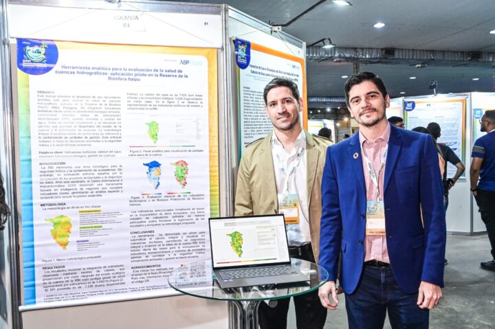 Adrian Melgarejo e Daniel Alejandro Bado, autores do trabalho “Herramienta analítica para la evaluación de la salud de cuencas hidrográficas” | Foto: Cloves Louzada/Itaipu Binacional