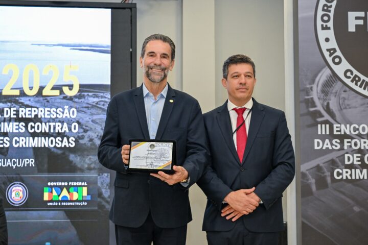 Diretor-geral brasileiro da Itaipu, Enio Verri e o superintendente regional da Polícia Federal no Paraná, Rivaldo Venâncio | Foto: Rafa Kondlatsch/Itaipu Binacional