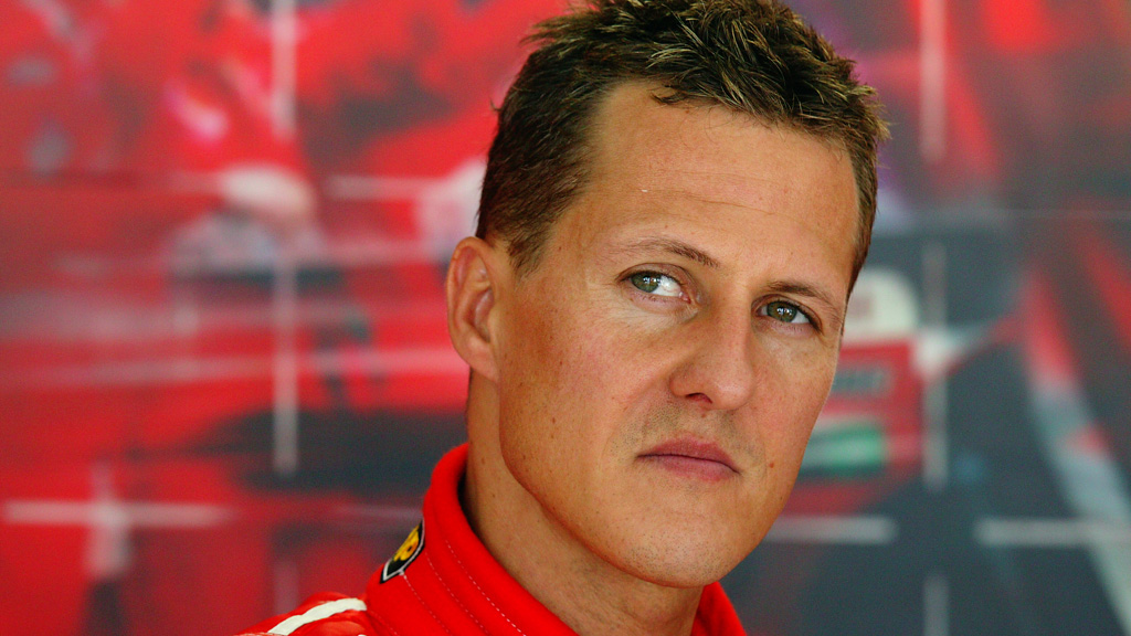 Michael Schumacher já não está acamado, diz jornal inglês