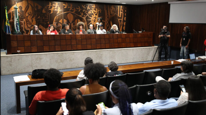 Encontro no Plenarinho foi promovido pela Frente Parlamentar da População em Situação de Rua, coordenada pelo deputado Renato Freitas (PT) | Foto: Valdir Amaral/Alep
