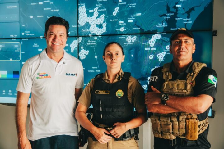 Secretário Guto Silva acompanha o trabalho dos policiais no Centro de Controle Operacional do Olho Vivo no litoral | Foto: Divulgação
