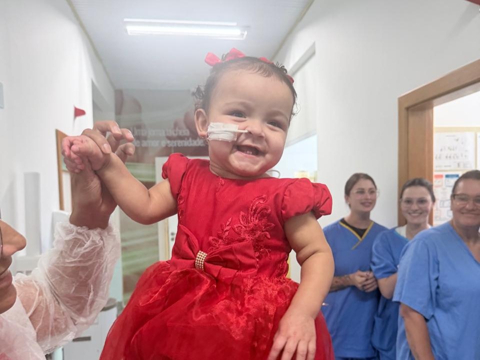 Bebê internada desde o nascimento deixa hospital após 400 dias em Criciúma