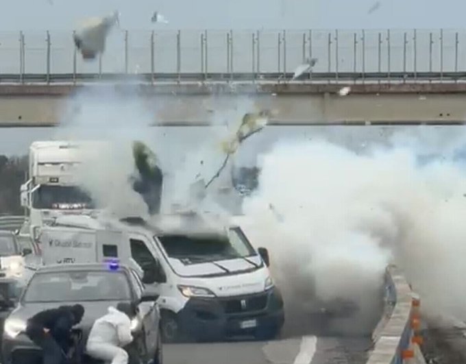 Explosão digna de cinema marca assalto a carro-forte na Itália; assista