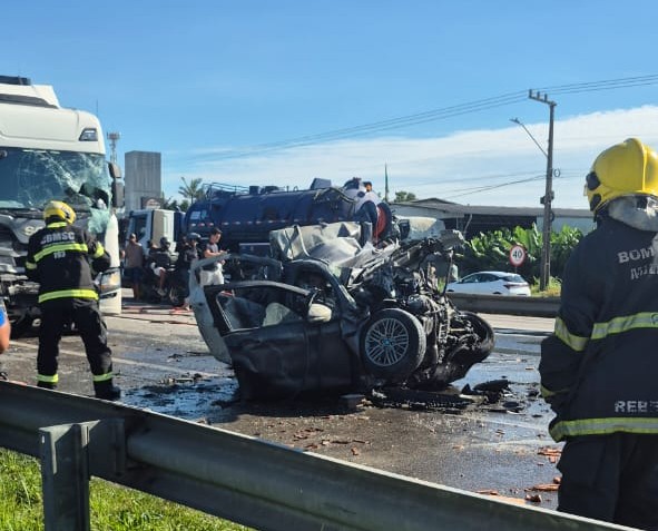 VÍDEO: Engavetamento com cinco veículos deixa três mortos na BR-101 em Itajaí