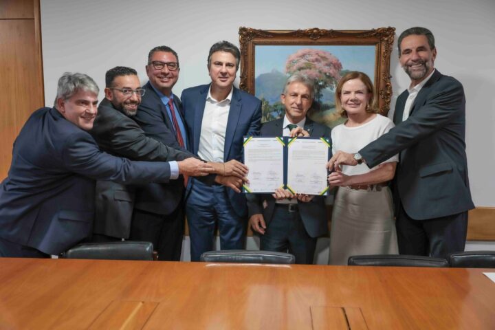 Assinatura de acordo para investimentos nos campi do IFPR de Curitiba e Maringá | Foto: Gil Ferreira/SRI