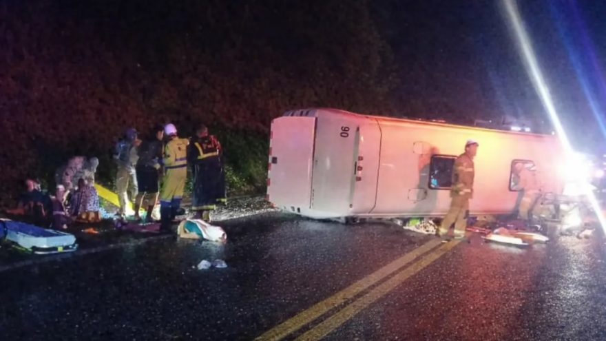 Acidente com micro-ônibus na BR-277 em Irati deixa uma pessoa morta