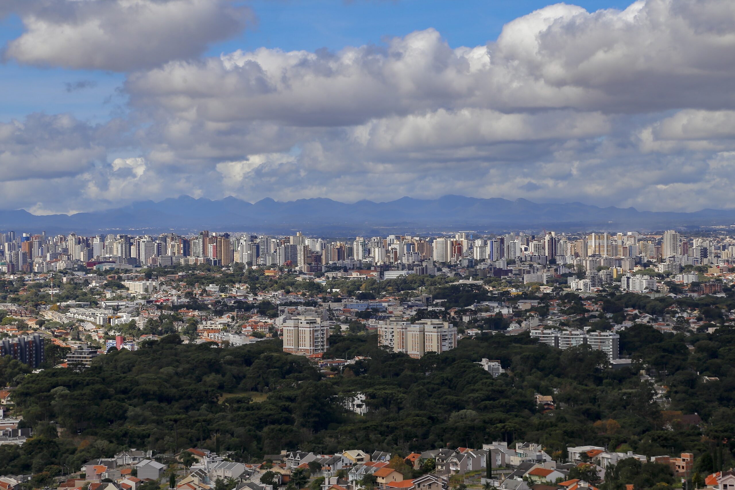 Semana será de tempo abafado e chuva de fim de tarde no Paraná