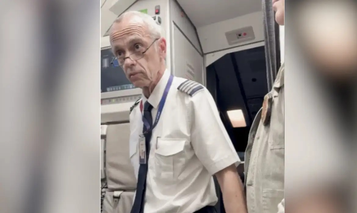 Piloto suspeito de participar de rede de pedofilia é preso dentro de avião