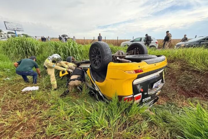 Policial morre após viatura da PM aquaplanar e capotar em rodovia do PR