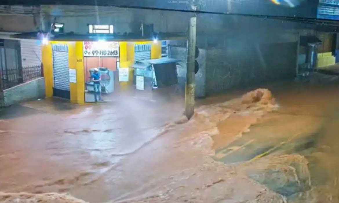 Tempestade histórica deixa ao menos 14 mortos em Juiz de Fora, MG