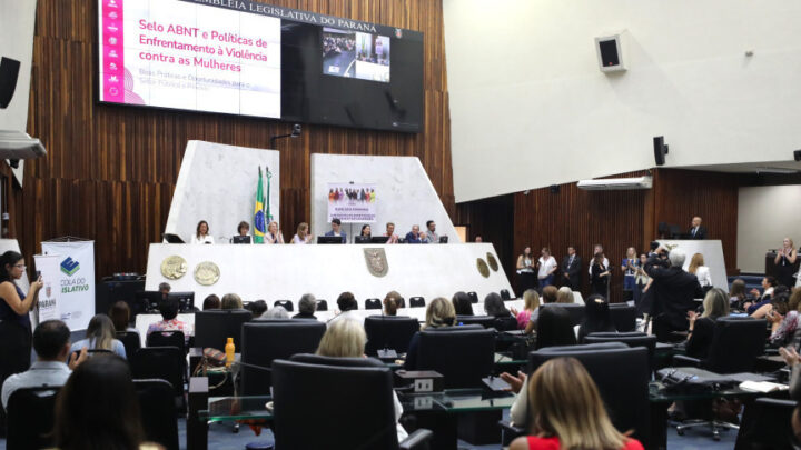 Solenidade ocorreu na tarde desta quarta-feira, no Plenário da Casa | Foto: Valdir Amaral/Alep