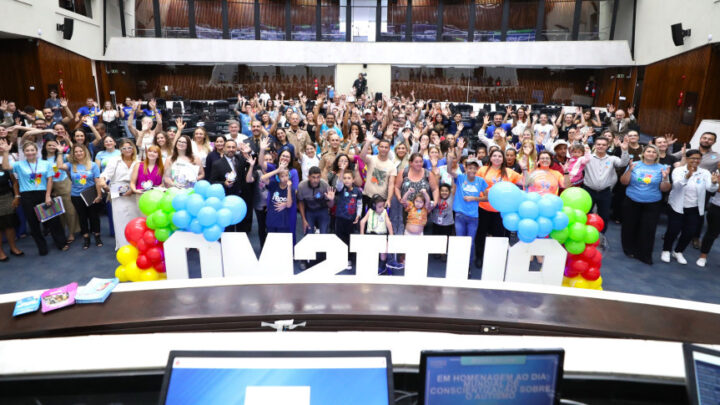 Solenidade ocorreu na manhã desta segunda-feira, no Plenário da Casa | Foto: Orlando Kissner/Alep