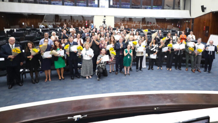 Solendade ocorreu na manhã desta segunda-feira (16), no Plenário da Casa | Foto: Valdir Amaral/Alep