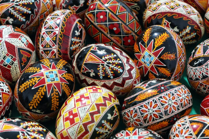 A técnica artesanal de decoração de ovos, associada principalmente à Páscoa cristã, simboliza vida e renascimento, proteção e prosperidade, fertilidade e boa sorte | Foto: SMCS/Prefeitura de Curitiba