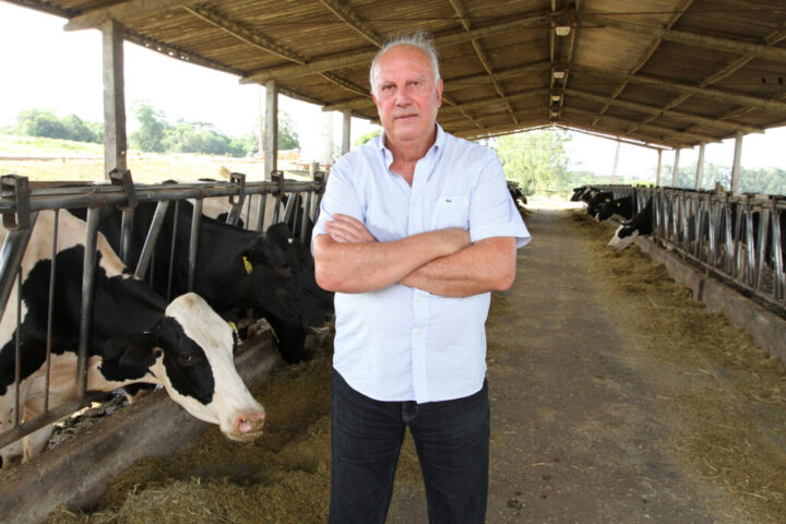 Ronei Volpi, coordenador geral da Aliança Láctea, em sua propriedade | Foto: Divulgação/sistema FAEP