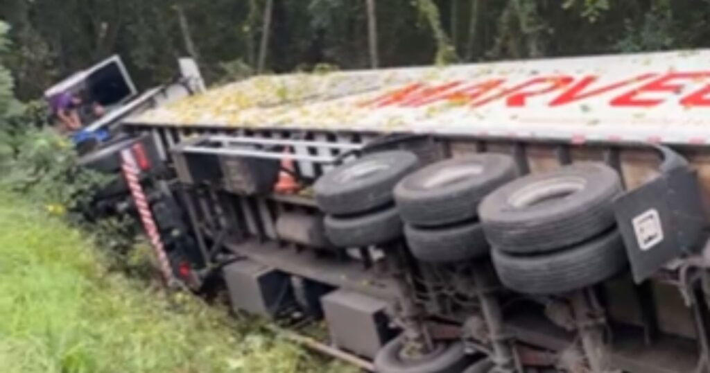 Motorista é encontrado desacordado em carreta tombada na BR-476