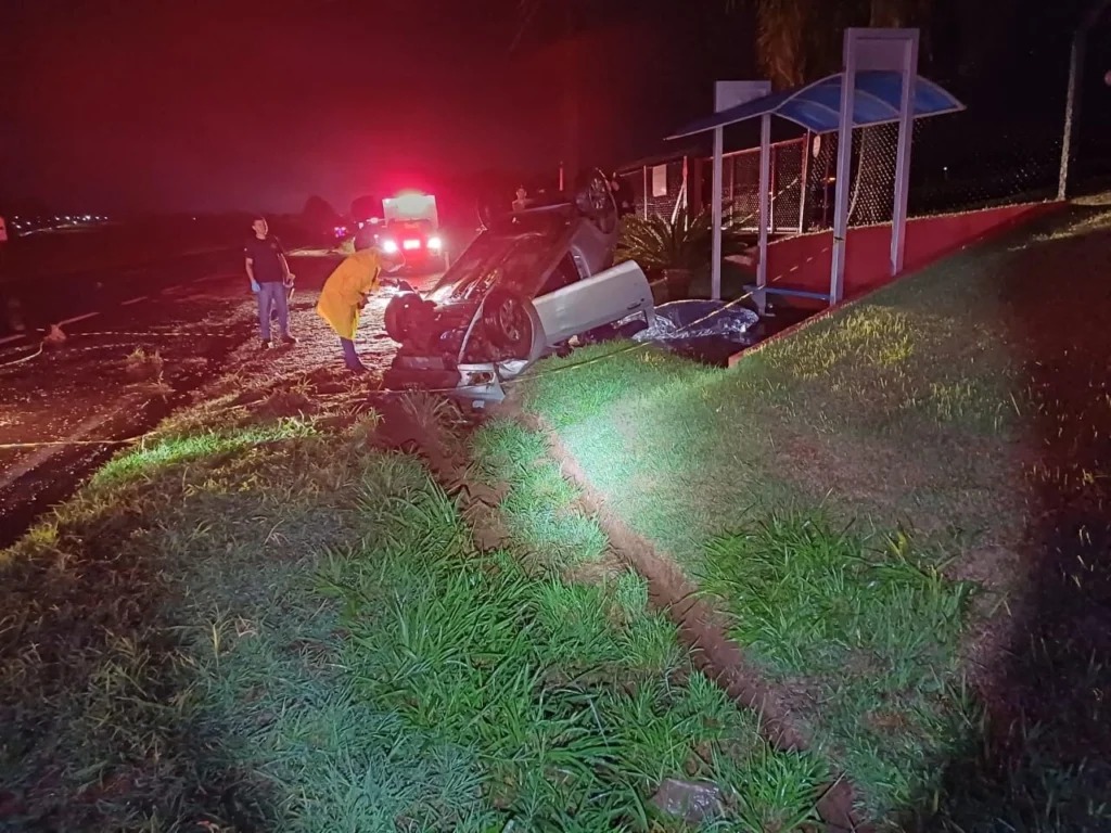 Pai morre e filho fica ferido após carro atropelar capivara no Paraná