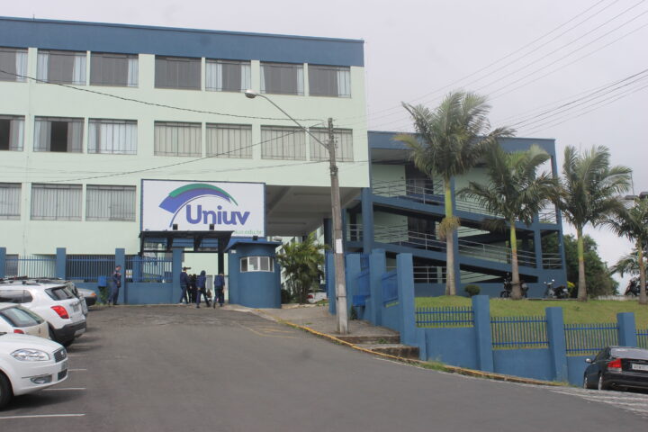 Mais de 650 candidatos prestaram o vestibular UNIUV/UNESPAR
