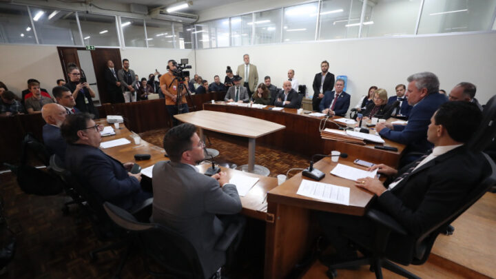 Reunião ocorreu na manhã desta terça-feira (28), na Sala das Comissões da Assembleia | Foto: Valdir Amaral/Alep