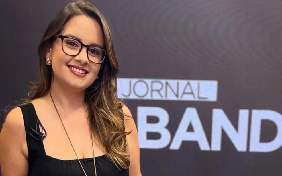 Repórter da Band que sofreu acidente ba BR-381 tem morte encefálica confirmada A repórter da Band Minas, Alice Ribeiro, de 35 anos, teve a morte encefálica confirmada nesta quinta-feira, 16. Ela sofreu um acidente na BR-381 na quarta-feira, 15, quando retornava de uma reportagem sobre os perigos da rodovia em questão. O cinegrafista Rodrigo Lapa, que pilotava o veículo da emissora, morreu no local do acidente. Apenas os dois estavam no carro. O acidente aconteceu em Sabará, na região metropolitana de Belo Horizonte. Segundo informações do G1 Minas Gerais, o protocolo para determinar a morte encefálica foi aberto ainda na manhã de quinta-feira, sendo concluído na parte da noite após uma série de exames necessários para confirmar o diagnóstico. A família de Alice Ribeiro confirmou que irá doar os órgãos da repórter. Ela deixa o marido de um bebê de menos de um ano. Cinegrafista da Band morreu no local do acidente Um grave acidente registrado na tarde de quarta-feira, 15, na BR-381, em Sabará, na região metropolitana de Belo Horizonte, gerou comoção em todo o país. Em um dos veículos envolvidos estava uma equipe de reportagem na Band Minas. O cinegrafista Rodrigo Lapa, de 49 anos, morreu no local. Segundo o Corpo de Bombeiros de Minas Gerais, o carro de reportagem colidiu frontalmente com um caminhão na BR-381.