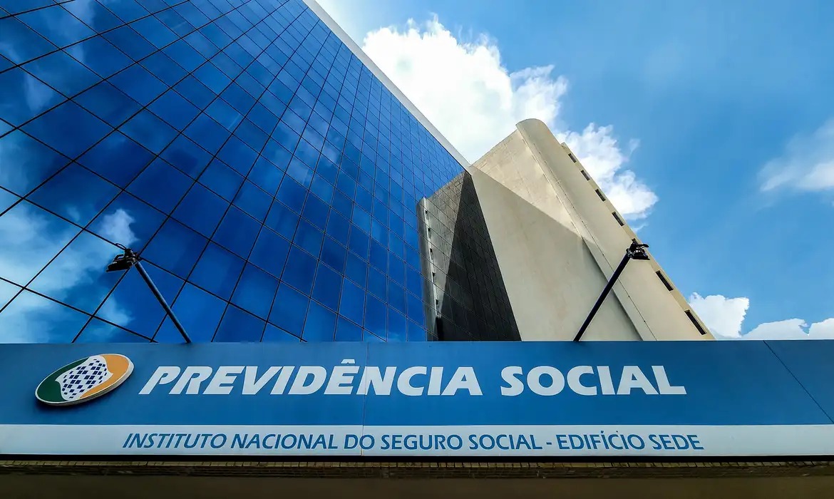 Aposentados do INSS vão receber 13º em abril; saiba data