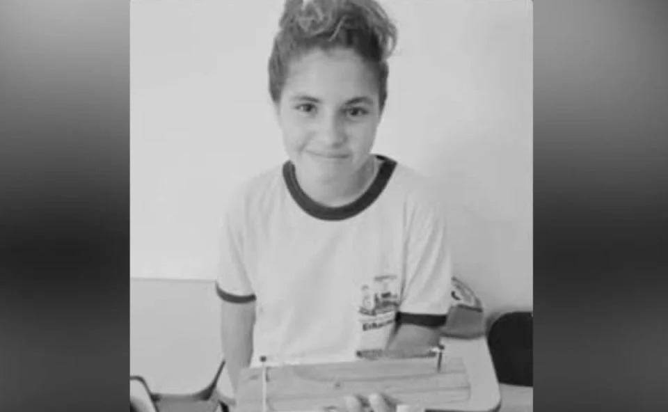 Menina de 12 anos que pilotava moto morre após bater em caminhão no PR