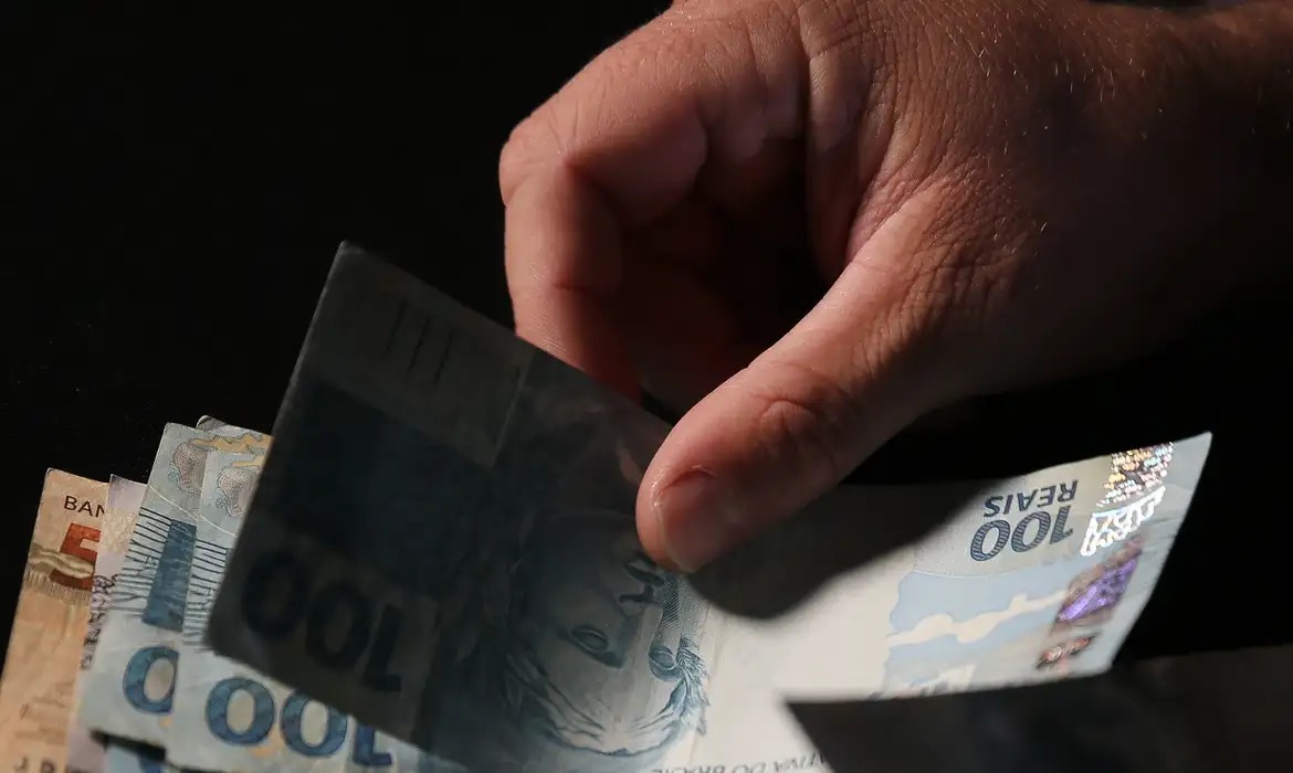 Governo estuda liberar uso do FGTS para pagamento de dívidas; entenda